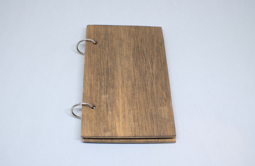 libreta artesanal hecha con tapas duras de madera vista cerrada