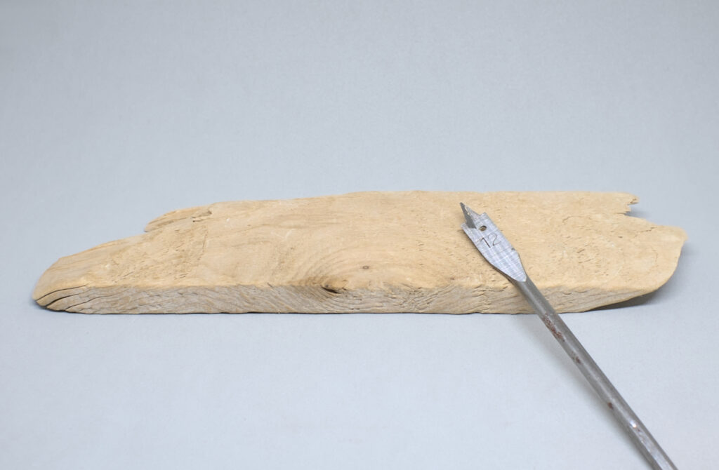 fragmento de madera de deriva y broca de pala