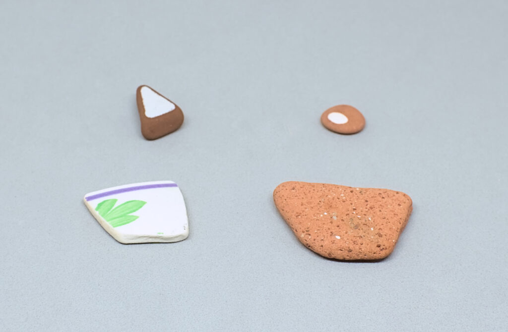 fragmentos de ceramica desgastada por el mar