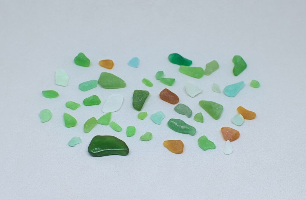 fragmentos de vidrio marino de colores sin barnizar