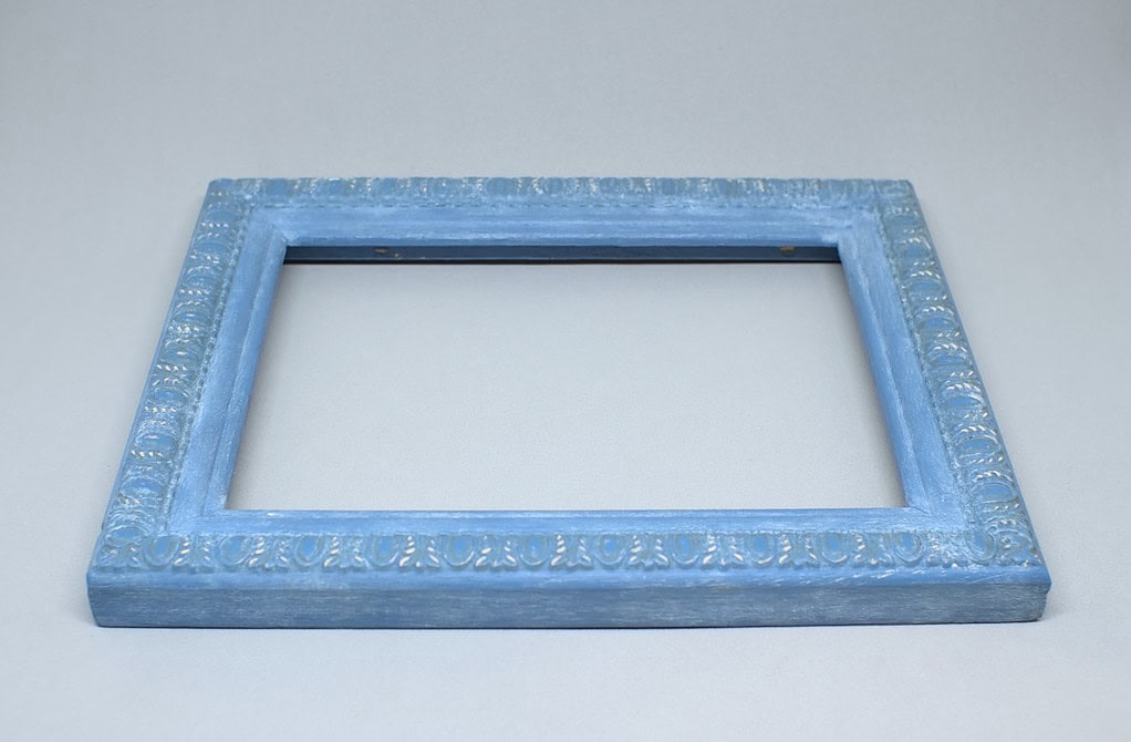 marco de madera en color azul