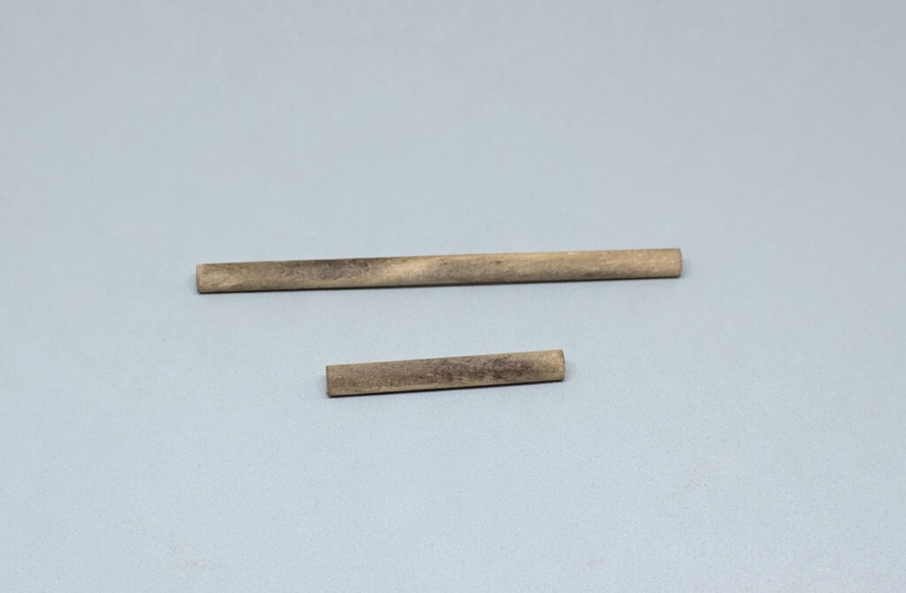 palos de madera redondos envejecidos con betun de judea