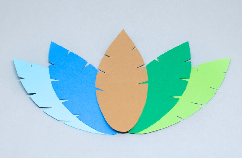 plumas de papel hechas con cartulinas de colores