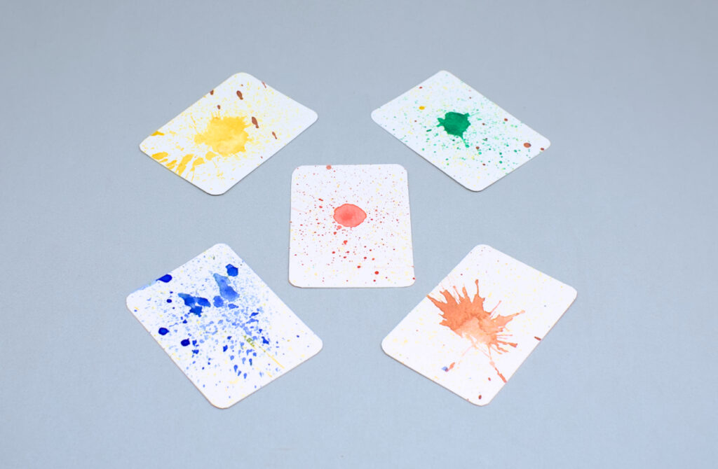 tarjetas de papel con salpicaduras de acuarelas de colores