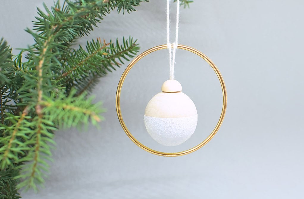 adorno colgante de navidad de bola navideña brillante hecho con madera