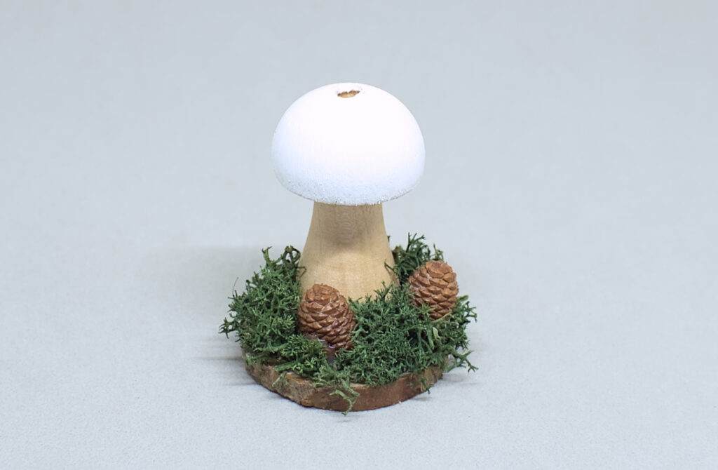 mini figura de madera de una seta en bosque