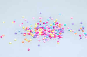 pequeñas cuentas de plastico de colores
