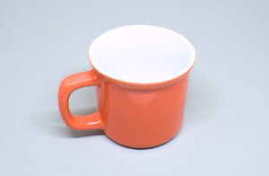 taza de porcelana color naranja