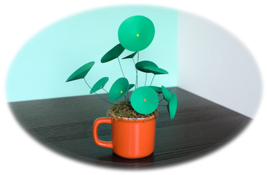 taza de porcelana decorada con plantas de papel