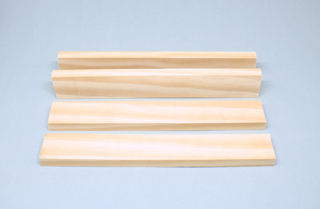 cuatro listones de madera de pino de 20 cm de longitud