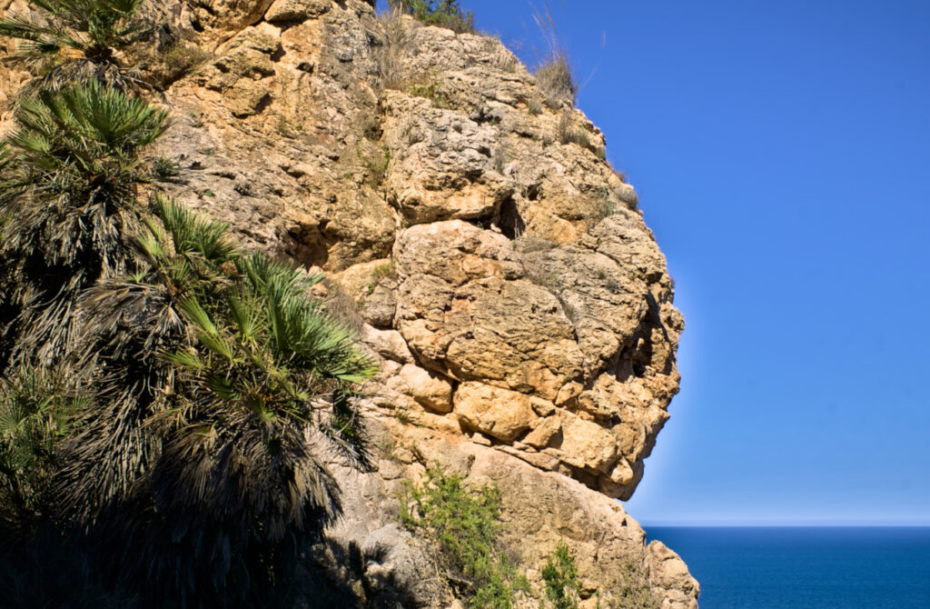 formación rocosa en peñasco situado en lo alto del cabo de santa pola