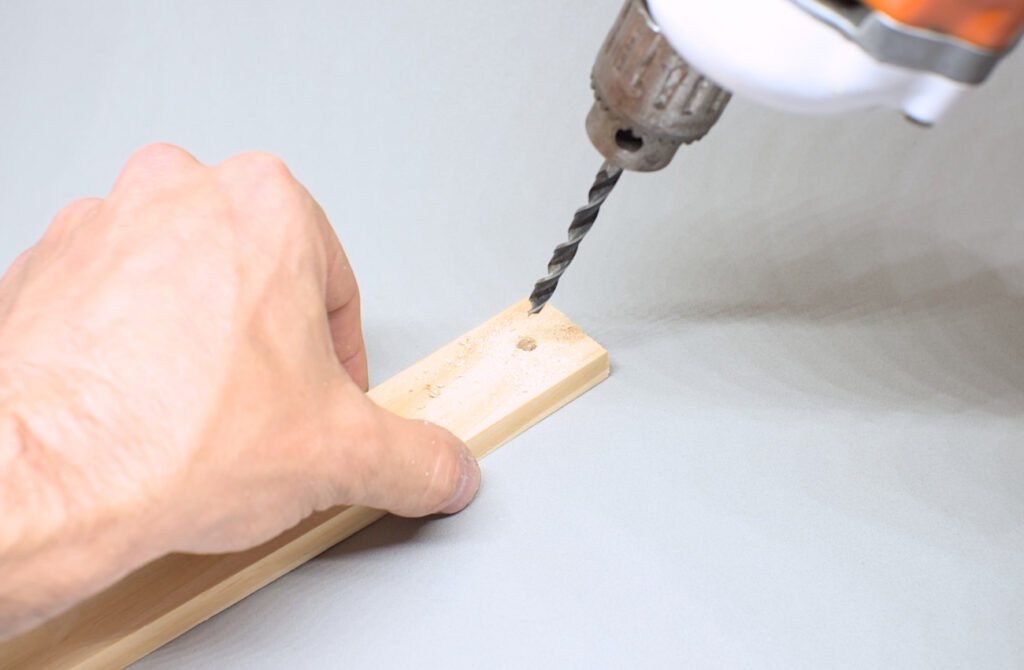 haciendo orificio en extremo de liston con broca para madera
