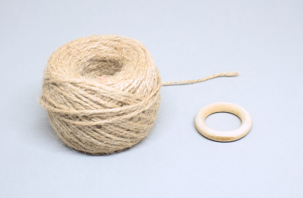 ovillo de cuerda de yute y aro de madera