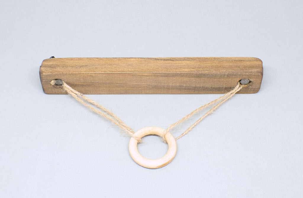 parte superior del marco de madera con enganche de cuerda y anilla para colgar