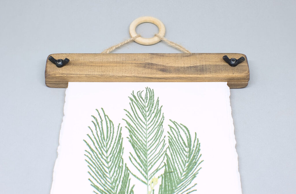 parte superior del marco de madera con lamina botanica