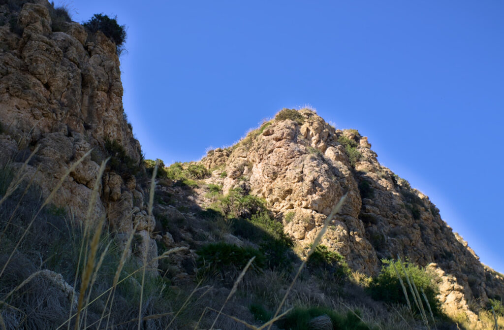 rampa escarpada y rocosa con peñasco situado en lo alto del cabo de santa pola
