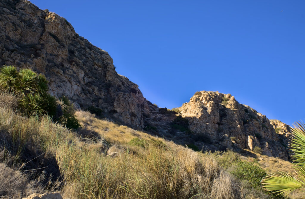 rampa escarpada y rocosa vista desde sendero en el cabo de santa pola
