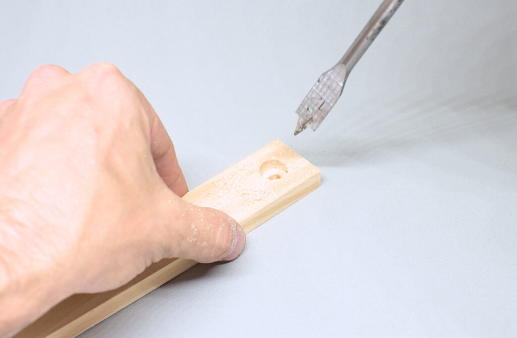 vaciando orificio en liston con pala para madera
