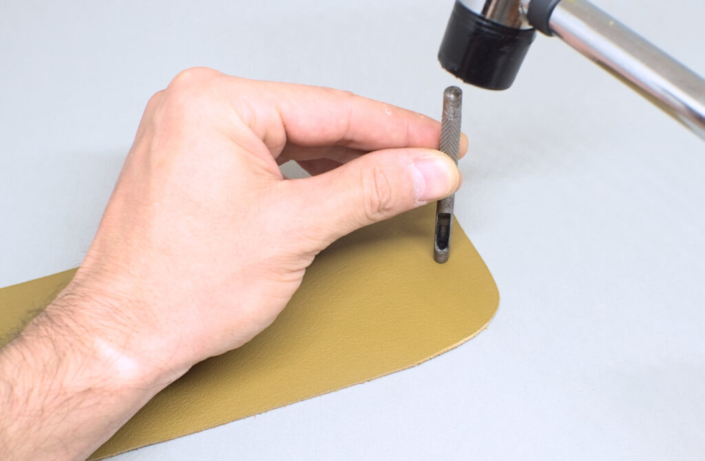haciendo orificio con sacabocados para broche a presion
