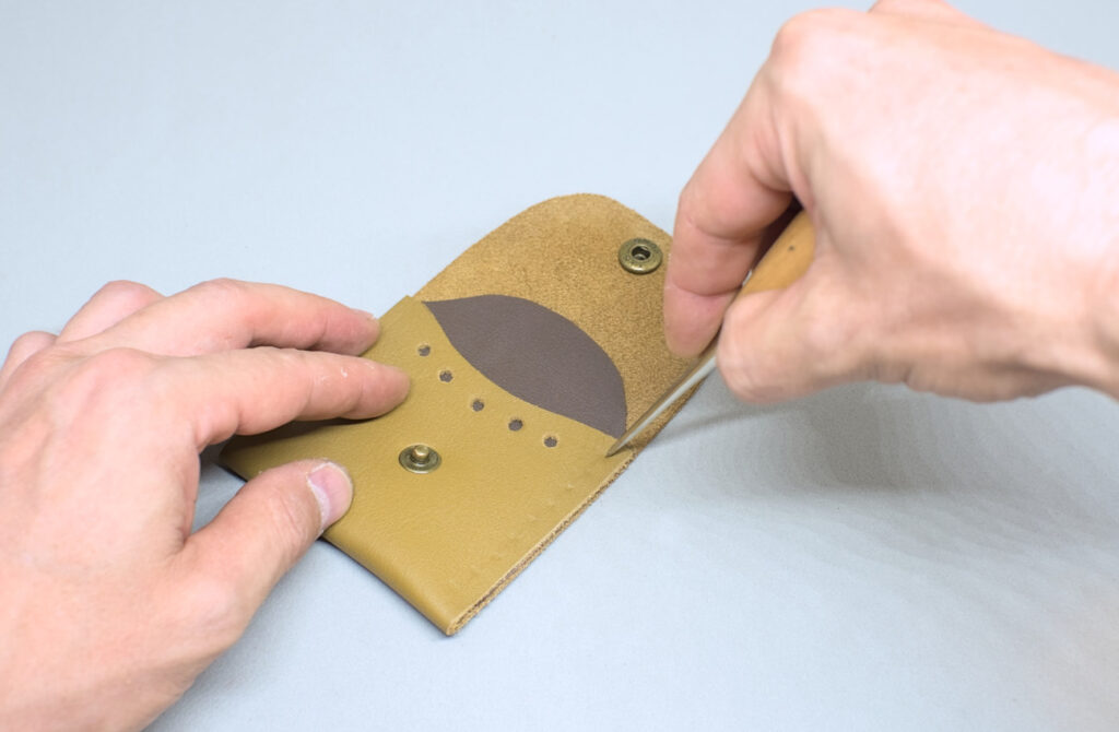 perforando puntos de costura con punzon