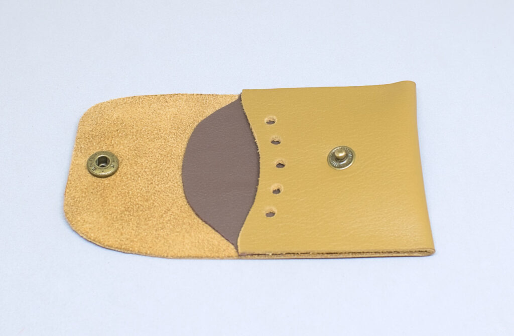 piezas de cuero adheridas para dar forma a monedero