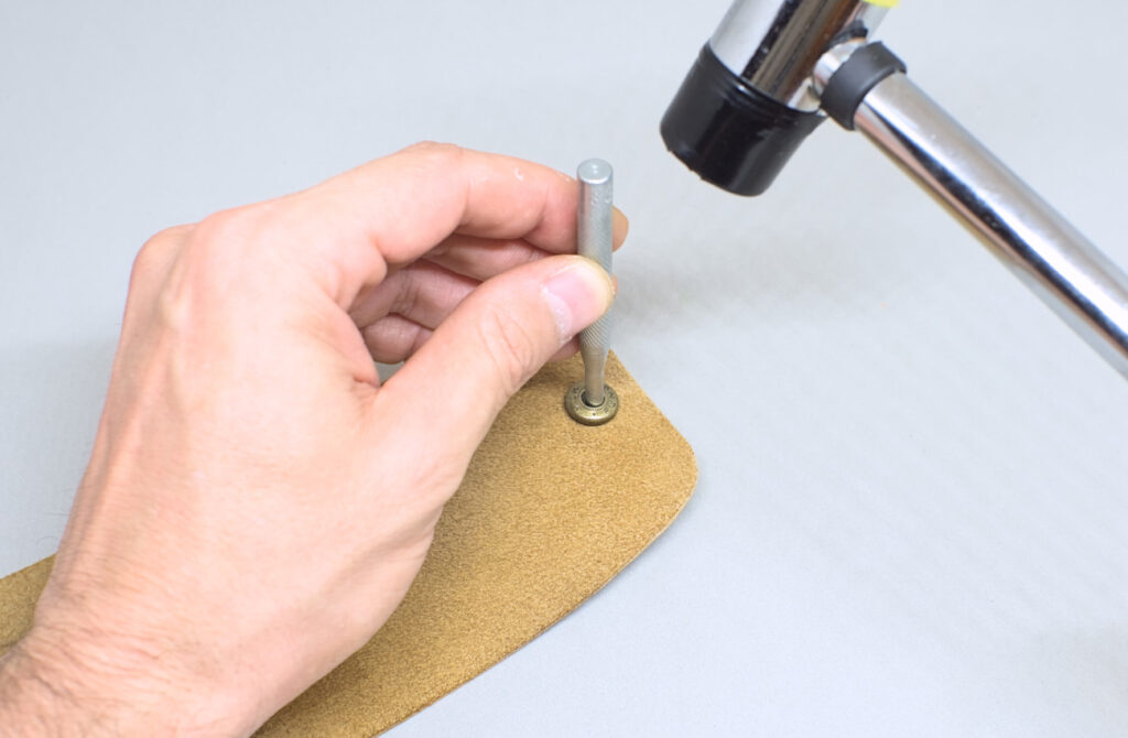 remachando primeras piezas de broche a presion