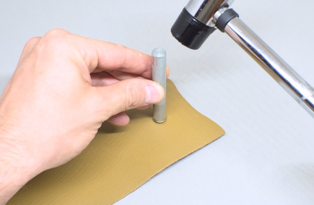 remachando segundas piezas de broche a presion para monedero