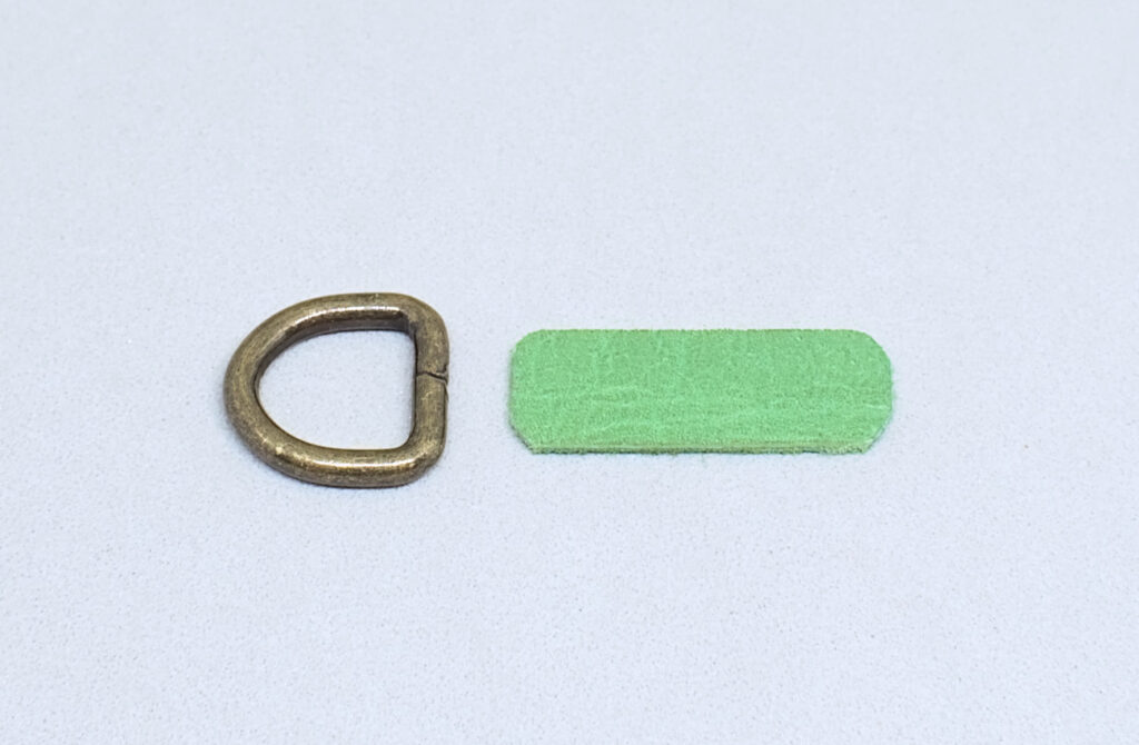 semianilla y pequeña tira de cuero verde