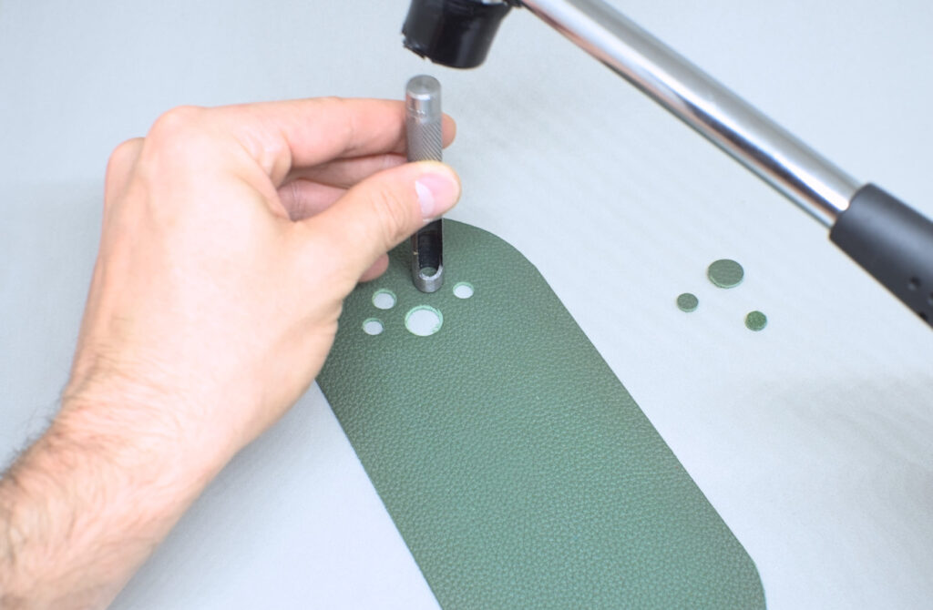 haciendo patron de orificios decorativos en cuero con sacabocados