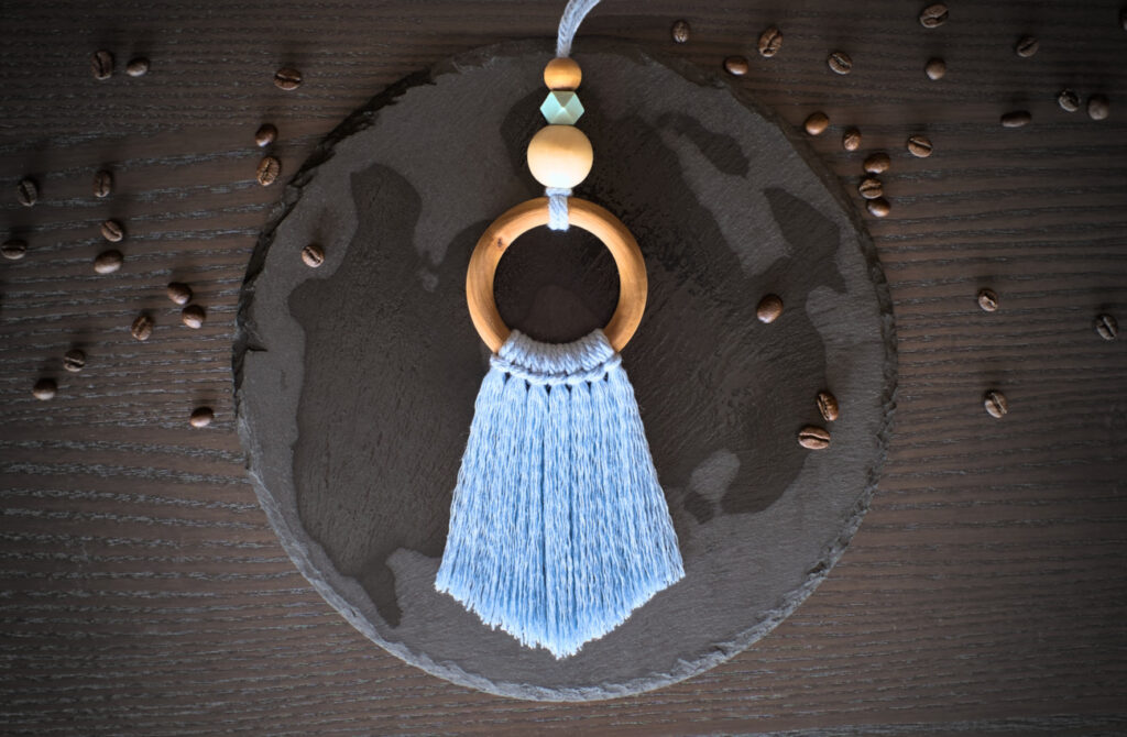 mini tapiz colgante hecho con cordon de algodon y aro de madera