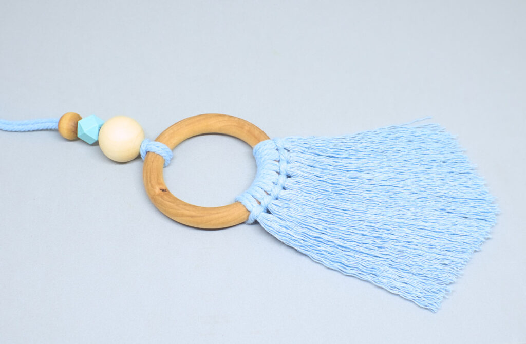 pequeño tapiz colgante hecho con cordon de algodon y aro de madera