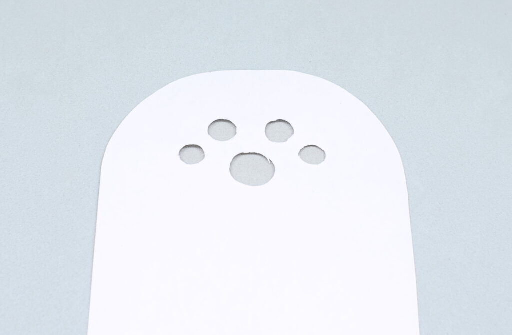 plantilla de papel con orificios para patron decorativo