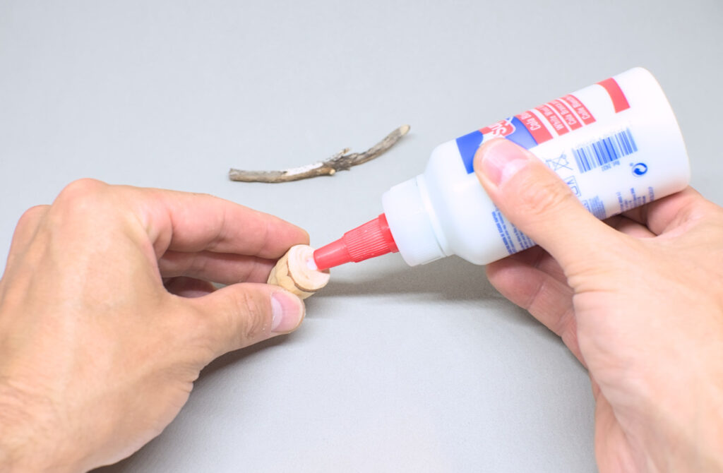 adhiriendo rama seca a sombrero de seta con cola para madera