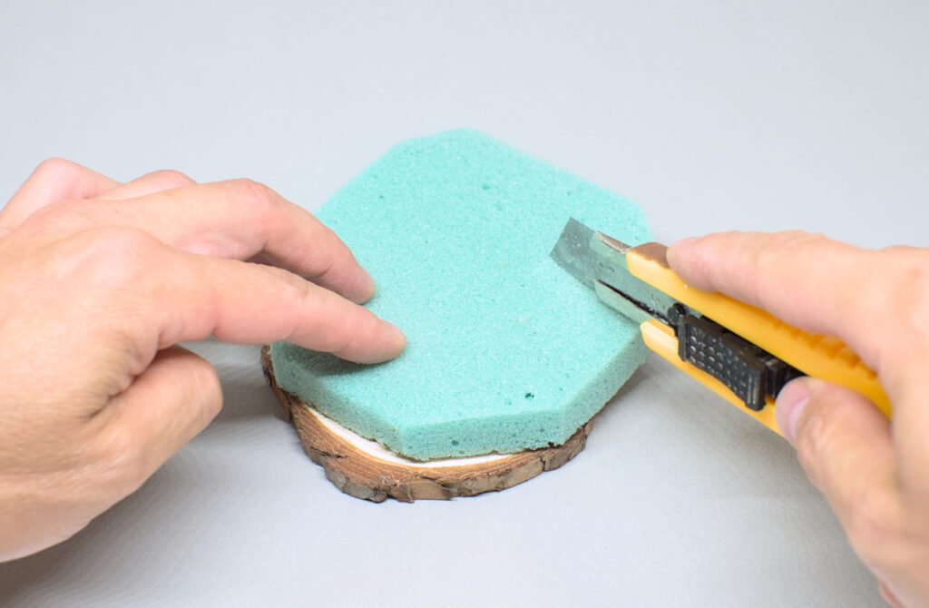 cortando espuma floral con cuter