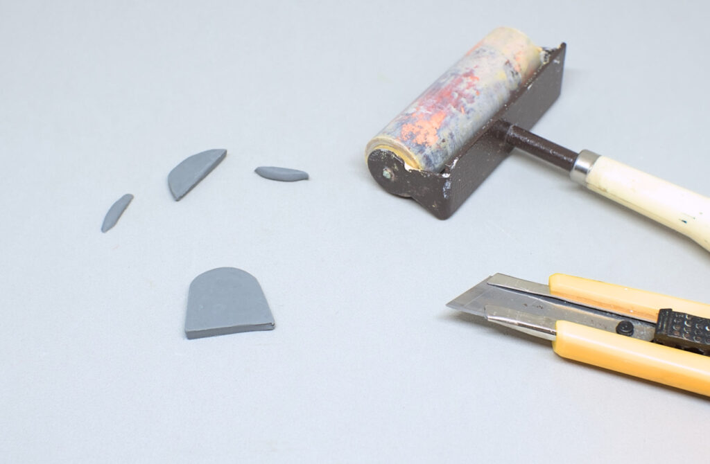 cortando plastilina con cuter para hacer lapida de piedra