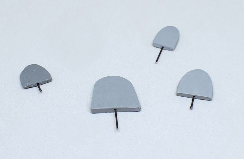 diferentes lapidas para cementerio hechas con plastilina de colores