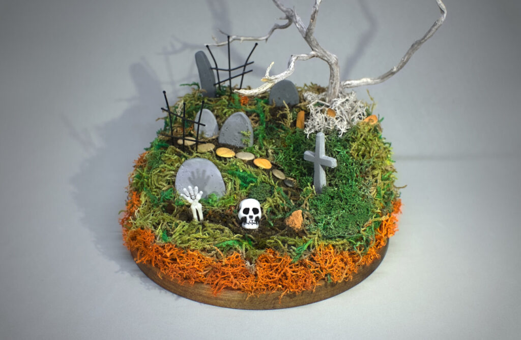 diorama de halloween de un cementerio antiguo con lapidas de plastilina