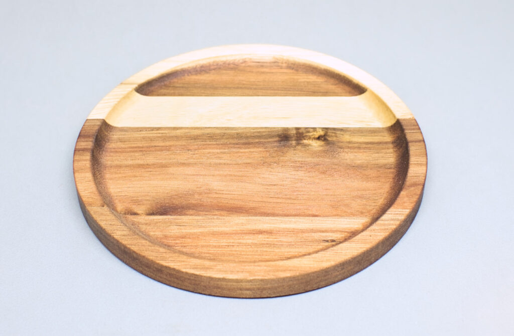 pequeña tabla de servir de madera en redondo