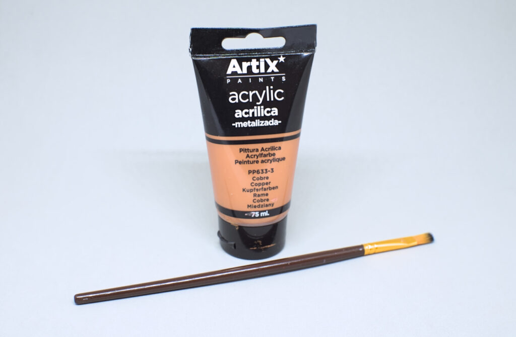 pintura acrilica metalizada y pincel plano