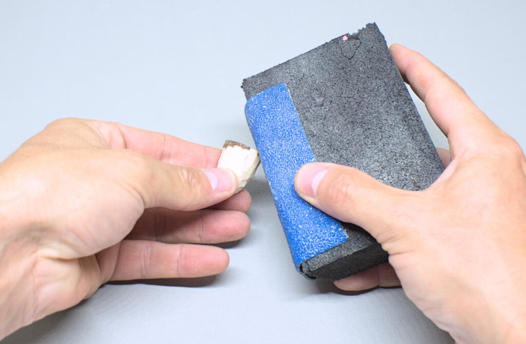 redondeando contorno de sombrero de seta de madera con lija