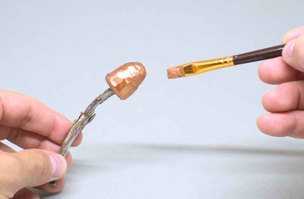 seta de madera con sombrero pintado en color cobre metalizado