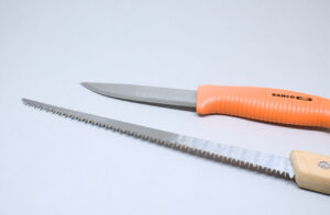 sierra de mano y cuchillo carpintero