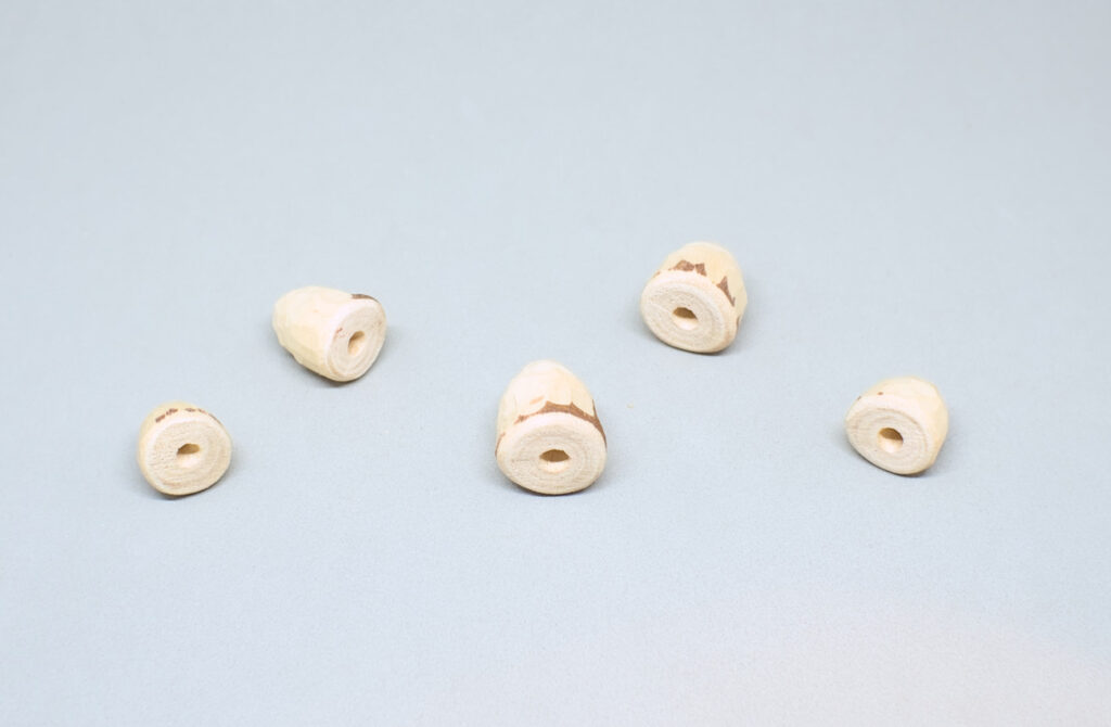 sombreros de seta de madera con orificios