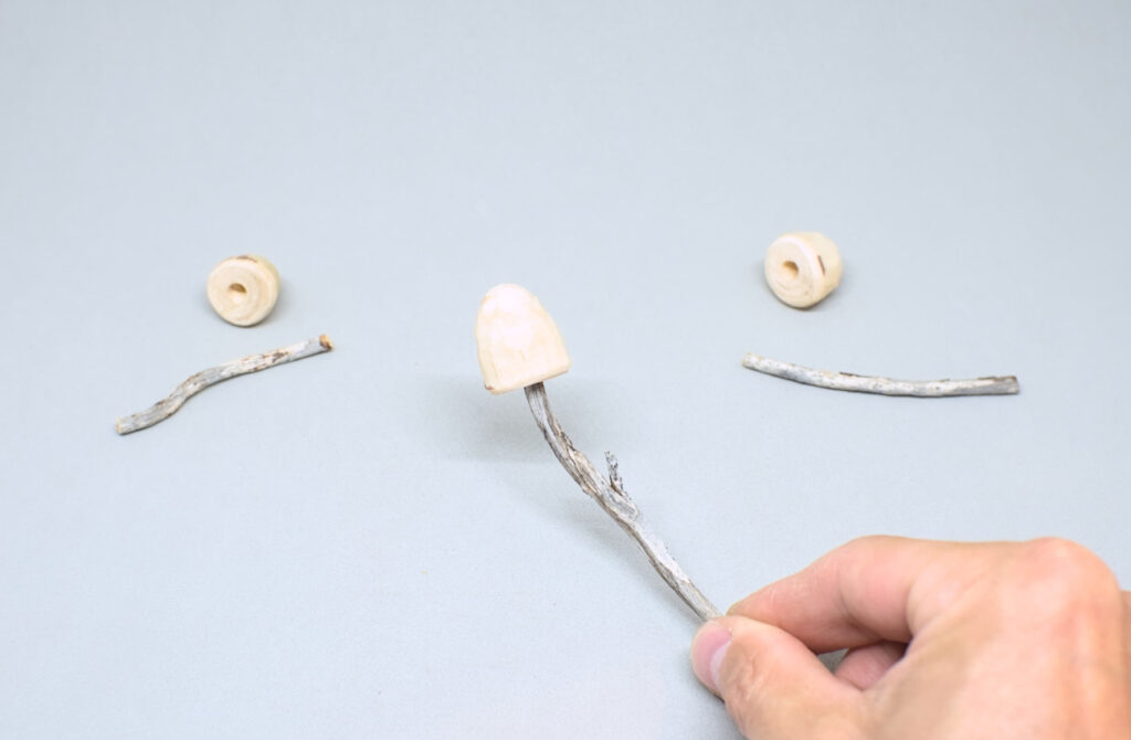 sombreros de seta de madera con ramitas