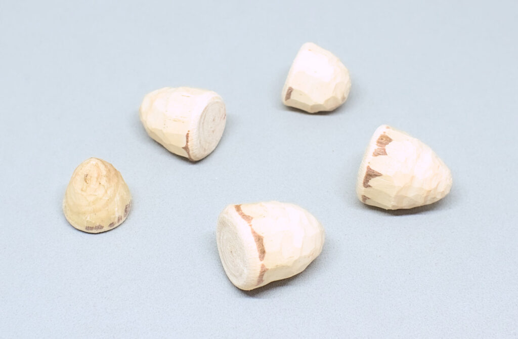 sombreros de seta tallados en madera de pino