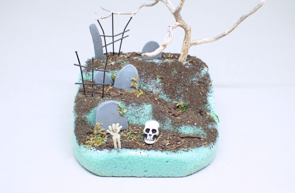 tierra adherida en el resto de la espuma floral para el diorama