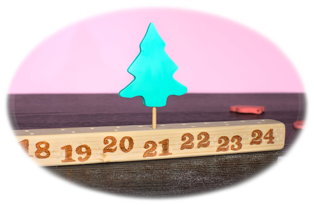 calendario de adviento hecho con plastilina y liston de madera