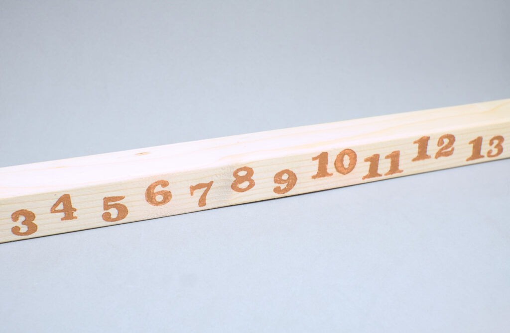 cara frontal de liston de madera con numeros estampados