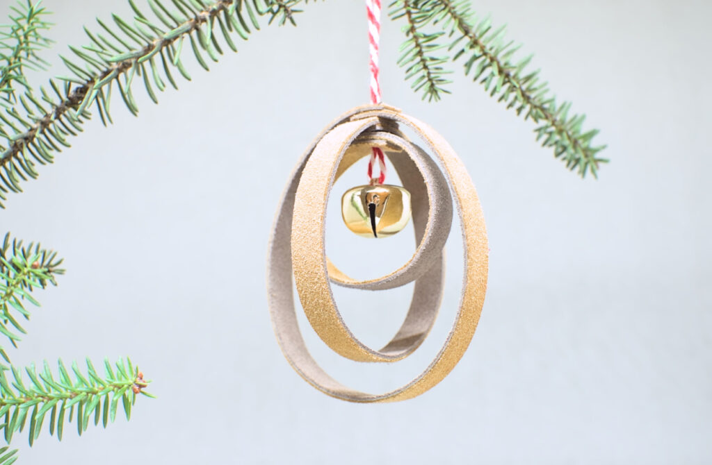 colgante de navidad con forma de bola hecho con tiras de cuero de colores