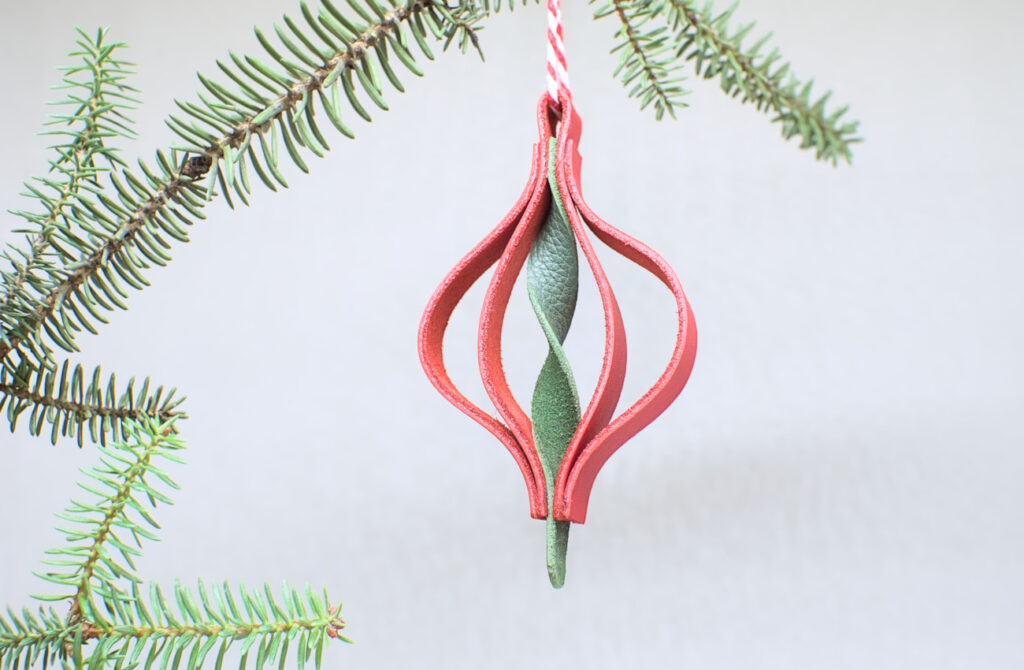 colgante de navidad con forma de peonza hecho de cuero